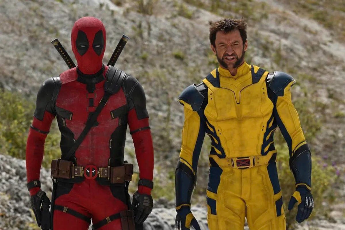 Primer plano a Deadpool y Wolverine con sus trajes característicos.
